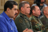Presiden Venezuela Nicolas Maduro berbicara selama siaran dengan anggota pemerintah dan anggota komando tinggi militer di Istana Miraflores di Caracas. Foto: Istana / Handout Miraflores/ REUTERS