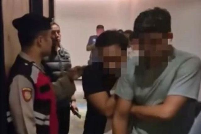 Polisi amankan 34 orang yang diduga sedang melakukan kegiatan pesta seks sesama jenis di Surabaya, Sabtu (18/10/2025). Foto: Instagram/@samaptapolrestabessby