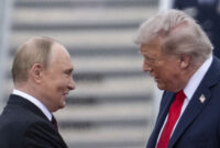 Presiden Amerika Serikat Donald Trump berjabat tangan dengan Presiden Rusia Vladimir Putin setibanya untuk melakukan pertemuan terkait KTT AS-Rusia di Pangkalan Gabungan Elmendorf-Richardson, Anchorage, Alaska, Jumat (15/8/2025). Foto: Andrew Caballero-Reynolds/AFP