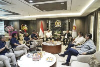 Sekretaris Kabinet Teddy Indra Wijaya bersama Menteri Sekretaris Negara Prasetyo Hadi menghadiri rapat kerja di DPR RI. Foto: Instagram/ @sekretariat.kabinet