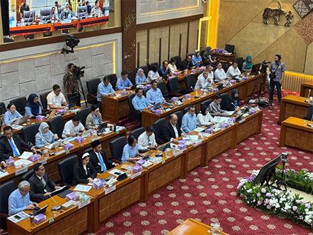 Komisi IX DPR RI menggelar Raker bersama Menkes, Kepala BPOM, Mendukbangga, dan Kepala BGN di gedung DPR RI, Senayan, Jakarta Pusat pada Rabu (1/10/2025).
