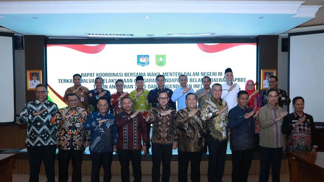 Rakor Wamendagri dan Pemprov Riau di Kantor Gubernur Riau, Kota Pekanbaru, Kamis (16/10) Foto: Dok. Kemendagri