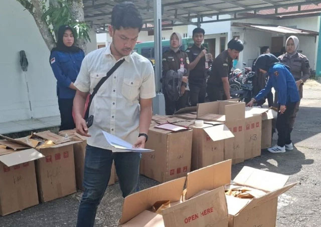 Sebanyak 800 ribu batang rokok ilegal dari Malaysia disita. Foto: Dok. Istimewa

