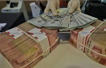 Nilai tukar rupiah dibuka naik 21 poin atau plus 0,15 persen ke posisi Rp16.610 per dolar AS di perdagangan pasar spot pada Kamis (2/10) pagi. (Foto: CNN Indonesia/Adhi Wicaksono)