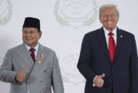 Presiden Amerika Serikat Donald Trump dan Presiden Republik Indonesia Prabowo Subianto mengacungkan jempol saat foto bersama dalam KTT Perdamaian Gaza di Sharm el-Sheikh, Mesir, Senin (13/10/2025). Foto: Evan Vucci / POOL / AFP
