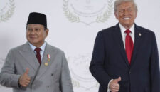 Presiden Amerika Serikat Donald Trump dan Presiden Republik Indonesia Prabowo Subianto mengacungkan jempol saat foto bersama dalam KTT Perdamaian Gaza di Sharm el-Sheikh, Mesir, Senin (13/10/2025). Foto: Evan Vucci / POOL / AFP