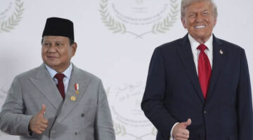 Presiden Amerika Serikat Donald Trump dan Presiden Republik Indonesia Prabowo Subianto mengacungkan jempol saat foto bersama dalam KTT Perdamaian Gaza di Sharm el-Sheikh, Mesir, Senin (13/10/2025). Foto: Evan Vucci / POOL / AFP