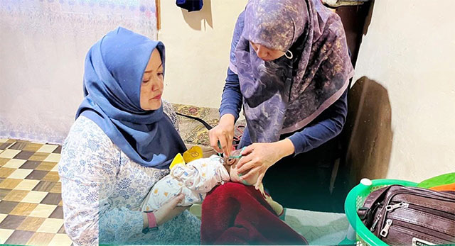 Bayi Muhammd Fauzi penderita penyakit hidrosefalus sedang mendapat rawatan petugas kesehatan.