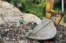 Proses penimbunan sampah di zona transisi TPA Regional Piyungan. Foto: Arif UT/Pandangan Jogja
