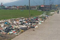 sampah menumpuk di sepanjang jalan 
foto : tangkapan layar
