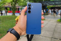 Samsung Galaxy S25 FE versi Hero Color: Navy. Foto: Thomas Bosco/kumparan