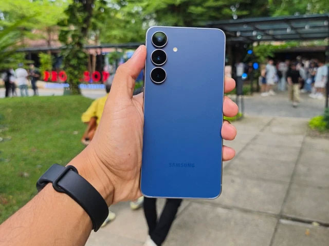 Samsung Galaxy S25 FE versi Hero Color: Navy. Foto: Thomas Bosco/kumparan