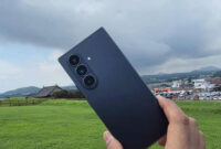 Samsung Galaxy Z Fold 7 di bukit Seongsan Ilchulbong di Pulau Jeju, Korea Selatan, Rabu (27/8/2025). Foto: M. Rizki/kumparan

