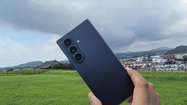 Samsung Galaxy Z Fold 7 di bukit Seongsan Ilchulbong di Pulau Jeju, Korea Selatan, Rabu (27/8/2025). Foto: M. Rizki/kumparan
