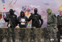 Konferensi pers pembebasan sandera Israel yang dibebaskan oleh Hamas di di Rafah, Jalur Gaza selatan, Sabtu (22/2/2/2025). Foto: OMAR AL-QATTAA/AFP

