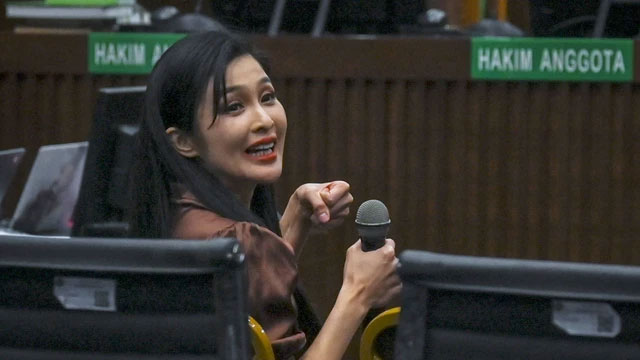 Sandra Dewi bersiap memberikan kesaksian dalam sidang lanjutan kasus dugaan korupsi tata niaga timah di wilayah Izin Usaha Pertambangan (IUP) PT Timah tahun 2015-2022 dengan terdakwa Harvey Moeis di Pengadilan Tipikor, Jakarta, Senin (21/10/2024). Foto: Muhammad Ramdan/ANTARA FOTO