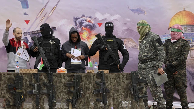 Konferensi pers pembebasan sandera Israel yang dibebaskan oleh Hamas di di Rafah, Jalur Gaza selatan, Sabtu (22/2/2/2025). Foto: OMAR AL-QATTAA/AFP
