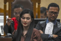 Sandra Dewi berjalan untuk memberikan kesaksian dalam sidang lanjutan kasus dugaan korupsi tata niaga timah di wilayah Izin Usaha Pertambangan PT Timah tahun 2015-2022 dengan terdakwa Harvey Moeis di Pengadilan Tipikor, Jakarta, Senin (21/20/2024). Foto: Muhammad Ramdan/ANTARA FOTO