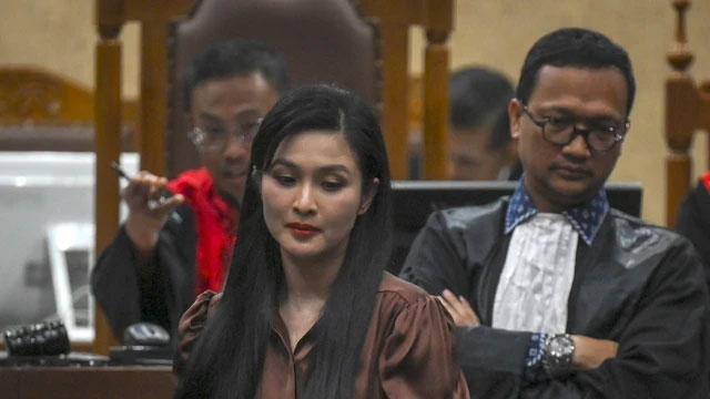 Sandra Dewi berjalan untuk memberikan kesaksian dalam sidang lanjutan kasus dugaan korupsi tata niaga timah di wilayah Izin Usaha Pertambangan PT Timah tahun 2015-2022 dengan terdakwa Harvey Moeis di Pengadilan Tipikor, Jakarta, Senin (21/20/2024). Foto: Muhammad Ramdan/ANTARA FOTO
