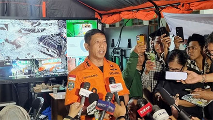 Kepala Kantor SAR Surabaya, Nanang Sigit di posko asrama putri Ponpes Al-Khoziny, Kecamatan Buduran, Sidoarjo, Jumat (3/10/2025). Foto: Farusma Okta Verdian/kumparan
