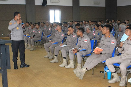 Karobinkar SSDM Polri Brigjen Pol Langgeng Purnomo memberikan materi kepada anggota Satuan Tugas FPU 7. Foto: Polri
