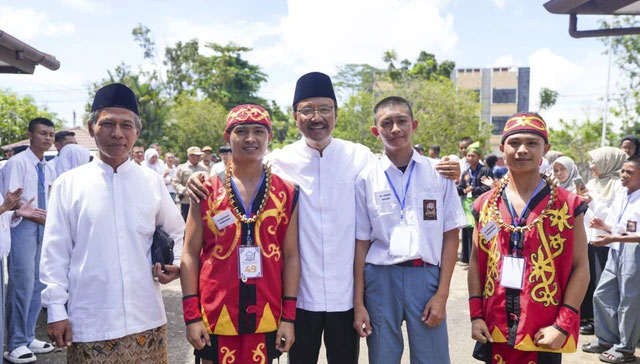 Menteri Sosial Saifullah Yusuf (Gus Ipul) meninjau Sekolah Rakyat Terintegrasi (SRT) 53 Pontianak, Rabu (22/10/2025). Foto: Dok. Kemensos
