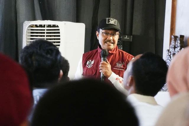 Menteri Sosial Saifullah Yusuf (Gus Ipul) hadiri dialog bersama siswa dan orang tua siswa Sekolah Rakyat di Pendopo Sumedang, Jawa Barat, Minggu (12/10/2025). Foto: Kemensos RI
