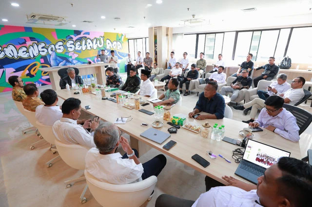 Wakil Menteri Sosial Agus Jabo Priyono saat menerima audiensi sejumlah kepala daerah di Kantor Kemensos, Jakarta, Senin (13/10/2025). Foto: Kemensos RI

