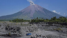 Ilustrasi Gunung Semeru erupsi. Foto: Irfan Sumanjaya/ANTARA FOTO