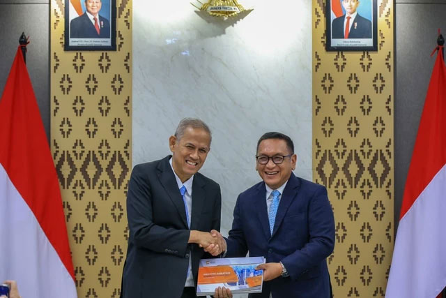Serah terima jabatan Ketua Dewan Komisioner Lembaga Penjamin Simpanan (LPS) Didik Madiyono kepada Anggito Abimanyu di Gedung Equity Tower, SCBD, Jakarta, Rabu (8/10/2025). Foto:  LPS