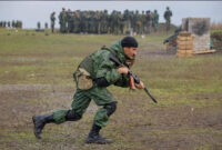 Tentara cadangan Rusia yang baru ikut serta dalam pelatihan di wilayah Donetsk, Ukraina yang dikuasai Rusia di wilayah Donetsk, Ukraina yang dikuasai Rusia. Foto: Alexander Ermochenko/REUTERS

