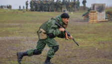 Tentara cadangan Rusia yang baru ikut serta dalam pelatihan di wilayah Donetsk, Ukraina yang dikuasai Rusia di wilayah Donetsk, Ukraina yang dikuasai Rusia. Foto: Alexander Ermochenko/REUTERS