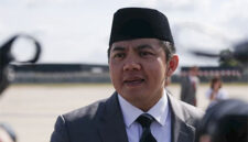 Sekretaris Kabinet (Seskab) Letkol Teddy Indra Wijaya di Bandara Orly, Paris, Prancis, Selasa (15/7/2025). Foto: Luthfi Humam/kumparan
