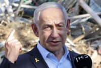 Perdana Menteri Israel Benjamin Netanyahu menjawab pertanyaan wartawan saat berkunjung ke lokasi Institut Sains Weizmann yang dihantam rudal Iran di Rehovot, Israel, Jumat (20/6/2025). Foto: Jack Guez/Pool via Reuters