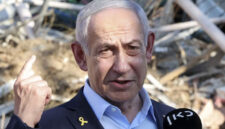 Perdana Menteri Israel Benjamin Netanyahu menjawab pertanyaan wartawan saat berkunjung ke lokasi Institut Sains Weizmann yang dihantam rudal Iran di Rehovot, Israel, Jumat (20/6/2025). Foto: Jack Guez/Pool via Reuters