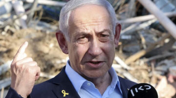 Perdana Menteri Israel Benjamin Netanyahu menjawab pertanyaan wartawan saat berkunjung ke lokasi Institut Sains Weizmann yang dihantam rudal Iran di Rehovot, Israel, Jumat (20/6/2025). Foto: Jack Guez/Pool via Reuters
