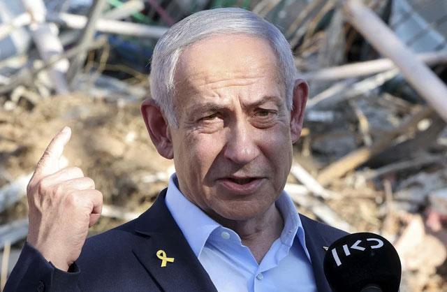 Perdana Menteri Israel Benjamin Netanyahu menjawab pertanyaan wartawan saat berkunjung ke lokasi Institut Sains Weizmann yang dihantam rudal Iran di Rehovot, Israel, Jumat (20/6/2025). Foto: Jack Guez/Pool via Reuters