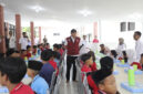 Wamensos Agus Jabo bertemu para siswa Sekolah Rakyat saat mengunjungi SRT 36 Lebak, Rabu (29/10/2025). Foto: Dok. Kemensos