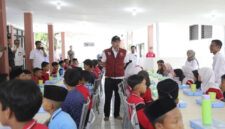 Wamensos Agus Jabo bertemu para siswa Sekolah Rakyat saat mengunjungi SRT 36 Lebak, Rabu (29/10/2025). Foto: Dok. Kemensos