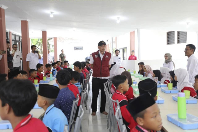 Wamensos Agus Jabo bertemu para siswa Sekolah Rakyat saat mengunjungi SRT 36 Lebak, Rabu (29/10/2025). Foto: Dok. Kemensos