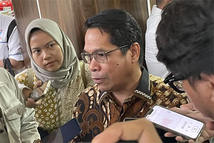 Direktur Jenderal Minyak dan Gas Bumi Kementerian ESDM, Laode Sulaeman, di kantor BPH Migas, Jakarta Selatan, Kamis (2/10/2025).  Foto: Najma Ramadhanya/kumparan
