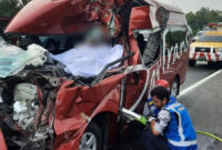 Kondisi mobil travel yang terlibat kecelakaan dengan truk di Tol Cipularang. Foto: Dok. Istimewa