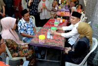 Wali kota Surabaya Eri Cahyadi (kemeja putih) saat takziah ke rumah duka salah satu santri yang meninggal dunia karena ambruknya bangunan ponpes di Buduran Sidoarjo. Foto: Diskominfo Surabaya