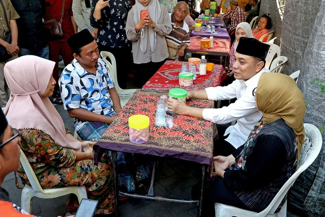 Wali kota Surabaya Eri Cahyadi (kemeja putih) saat takziah ke rumah duka salah satu santri yang meninggal dunia karena ambruknya bangunan ponpes di Buduran Sidoarjo. Foto: Diskominfo Surabaya