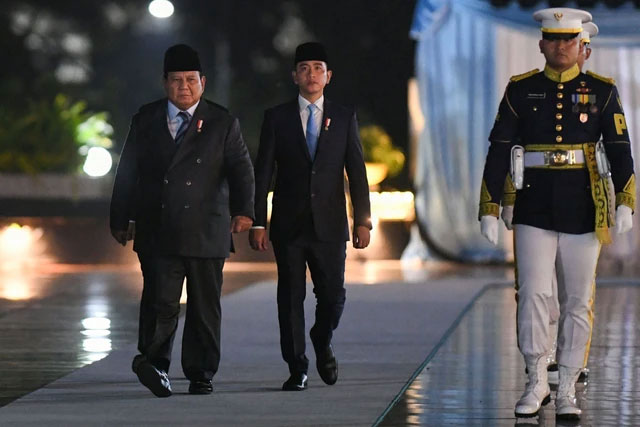 Presiden Prabowo Subianto (kiri) didampingi Wapres Gibran Rakabuming Raka (tengah) berjalan untuk memimpin Ziarah Nasional dan Renungan Suci di Taman Makam Pahlawan (TMP), Kalibata, Jakarta, Minggu (17/8/2025) dini hari. Foto: Muhammad Adimaja/ANTARA FOTO