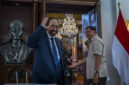 Menteri Pertahanan (Menhan) Sjafrie Sjamsoeddin (kanan) mempersilahkan masuk Ketua Umum DPP Partai Nasdem Surya Paloh (kiri) sebelum melakukan pertemuan di Kementerian Pertahanan, Jakarta, Rabu (15/10/2025). Foto: Bayu Pratama S/ANTARA FOTO

