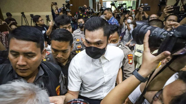 Terdakwa kasus dugaan korupsi Harvey Moeis menghadiri sidang pembacaan vonis di Pengadilan Tipikor, Jakarta, Senin (23/12/2024). Foto: Iqbal Firdaus/kumparan