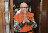 Terdakwa kasus dugaan investasi fiktif PT Taspen Antonius NS Kosasih (tengah) berjalan meninggalkan ruangan saat skors sidang lanjutan di Pengadilan Tipikor, Jakarta, Senin (11/8/2025).  Foto: Fauzan/ANTARA FOTO
