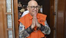 Terdakwa kasus dugaan investasi fiktif PT Taspen Antonius NS Kosasih (tengah) berjalan meninggalkan ruangan saat skors sidang lanjutan di Pengadilan Tipikor, Jakarta, Senin (11/8/2025).  Foto: Fauzan/ANTARA FOTO
