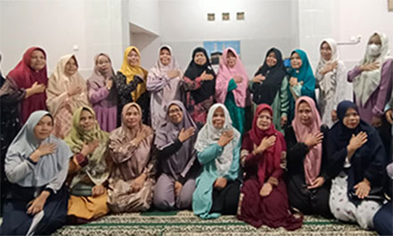 Ibu-ibu pengajian Majelis Taklim Dusun Talang Harapan, Desa Talang Lindung, Kecamatan Sungai Bungkal, Kota Sungai Penuh.